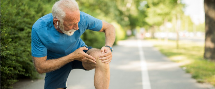 Man suffering from knee oa symptoms